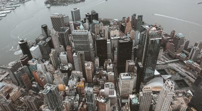 现代都市剧分区封面，时尚都市背景下的职场男女，代表当代国产剧精品内容